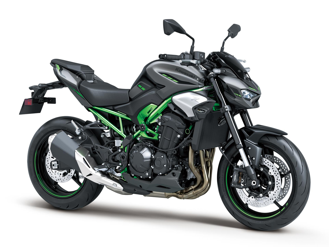 2025 Kawasaki Z900 yeşil ve siyah sağ ön üç çeyrek görünüm